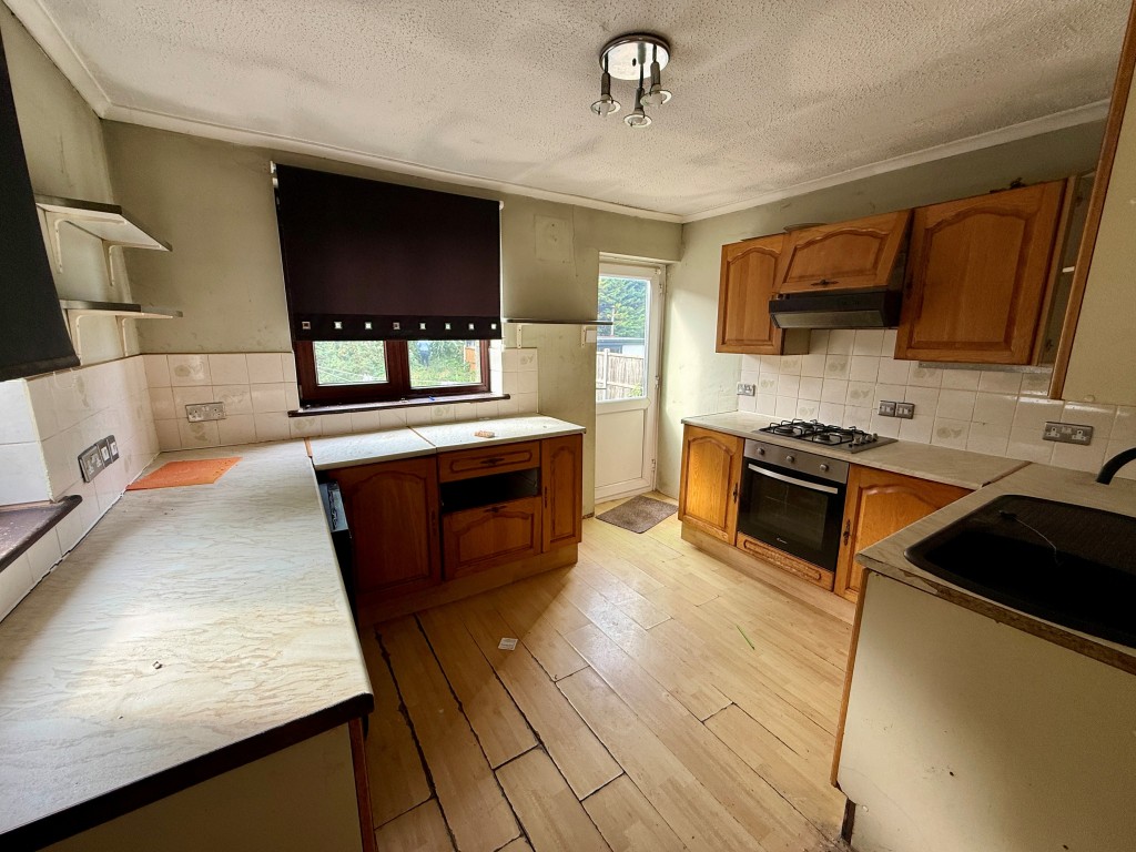 Lot: 38 - PLANNING FOR CONVERSION INTO FOUR-BEDROOM HOUSE WITH EN-SUITES - Kitchen with access to garden
